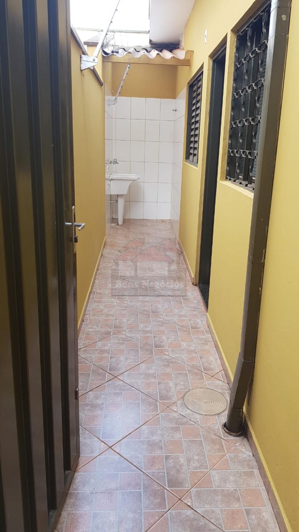 Alugar Casa / Padrão em Ribeirão Preto R$ 650,00 - Foto 2