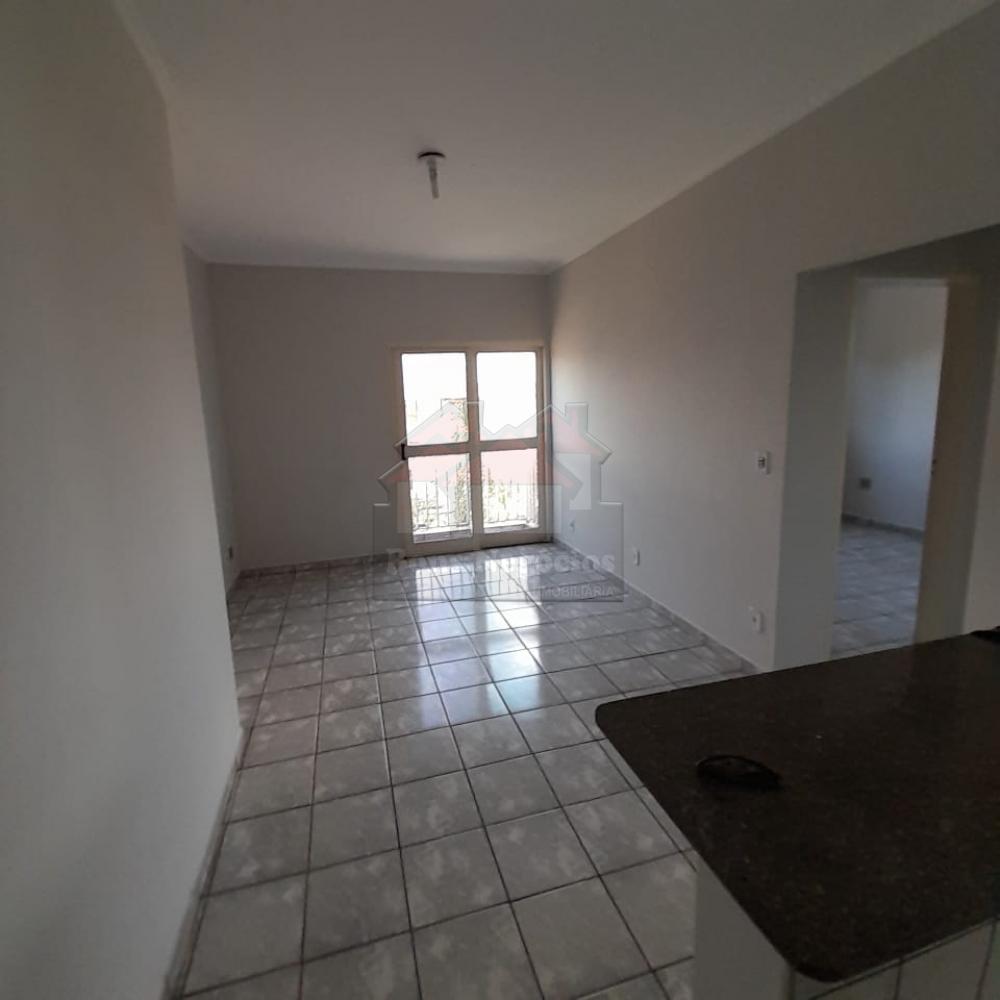 Alugar Apartamento / Padrão em Ribeirão Preto R$ 750,00 - Foto 2