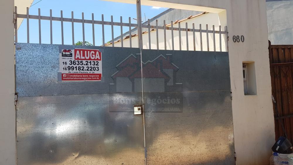 Alugar Casa / Padrão em Ribeirão Preto R$ 750,00 - Foto 1