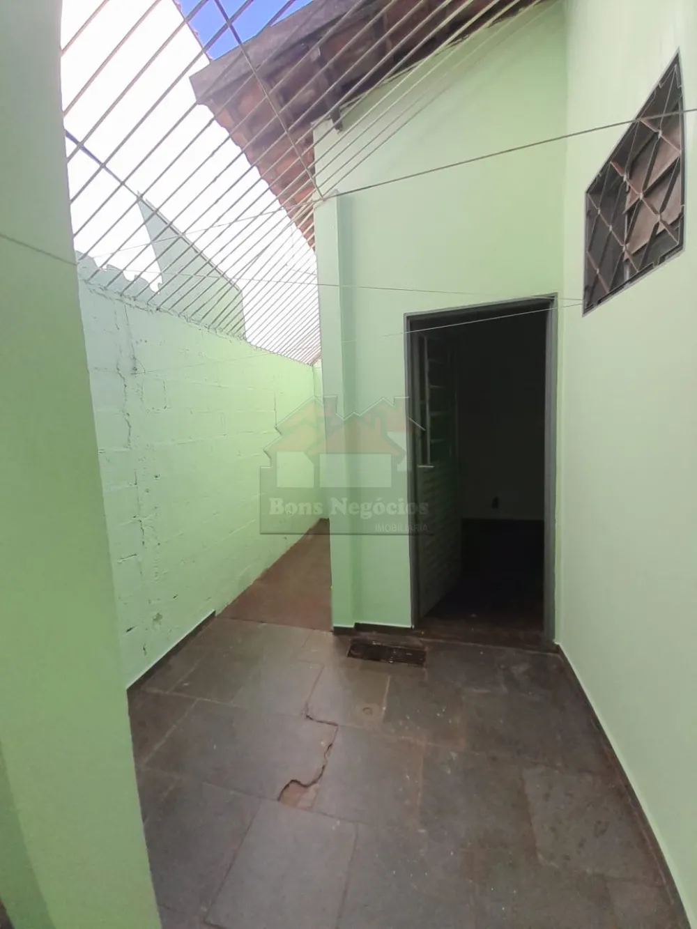 Alugar Casa / Padrão em Ribeirão Preto R$ 700,00 - Foto 1