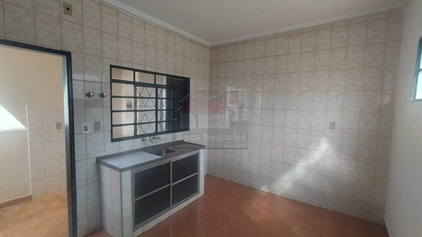 Alugar Casa / Padrão em Ribeirão Preto R$ 650,00 - Foto 2