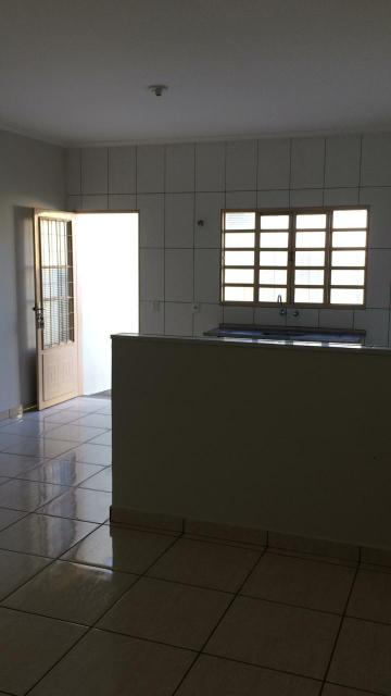 Alugar Casa / Padrão em Ribeirão Preto R$ 750,00 - Foto 2