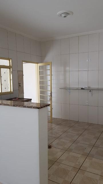 Alugar Casa / Padrão em Ribeirão Preto R$ 850,00 - Foto 9