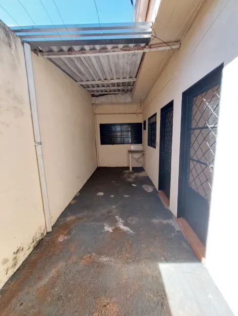 Alugar Casa / Padrão em Ribeirão Preto R$ 700,00 - Foto 2